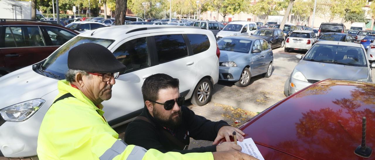 Miguel Urbano recoge firmas para que no pongan zona azul en el parking de la plaza de toros.