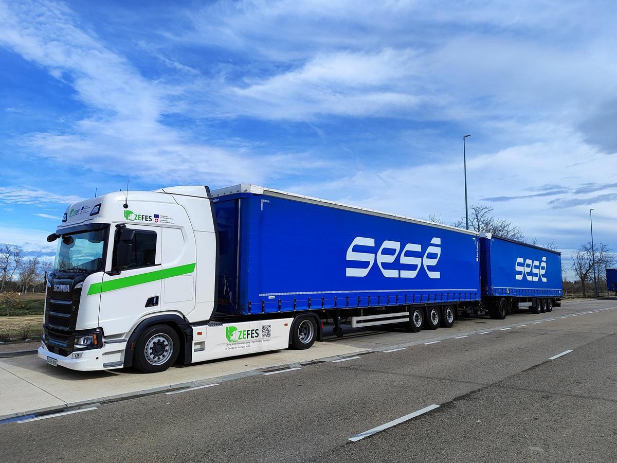 Sesé i Scania posen a prova una ruta de duotràiler elèctric.