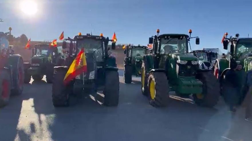 Concentración de tractores a primera hora de la mañana en la A-30 (Cartagena) y en Caravaca