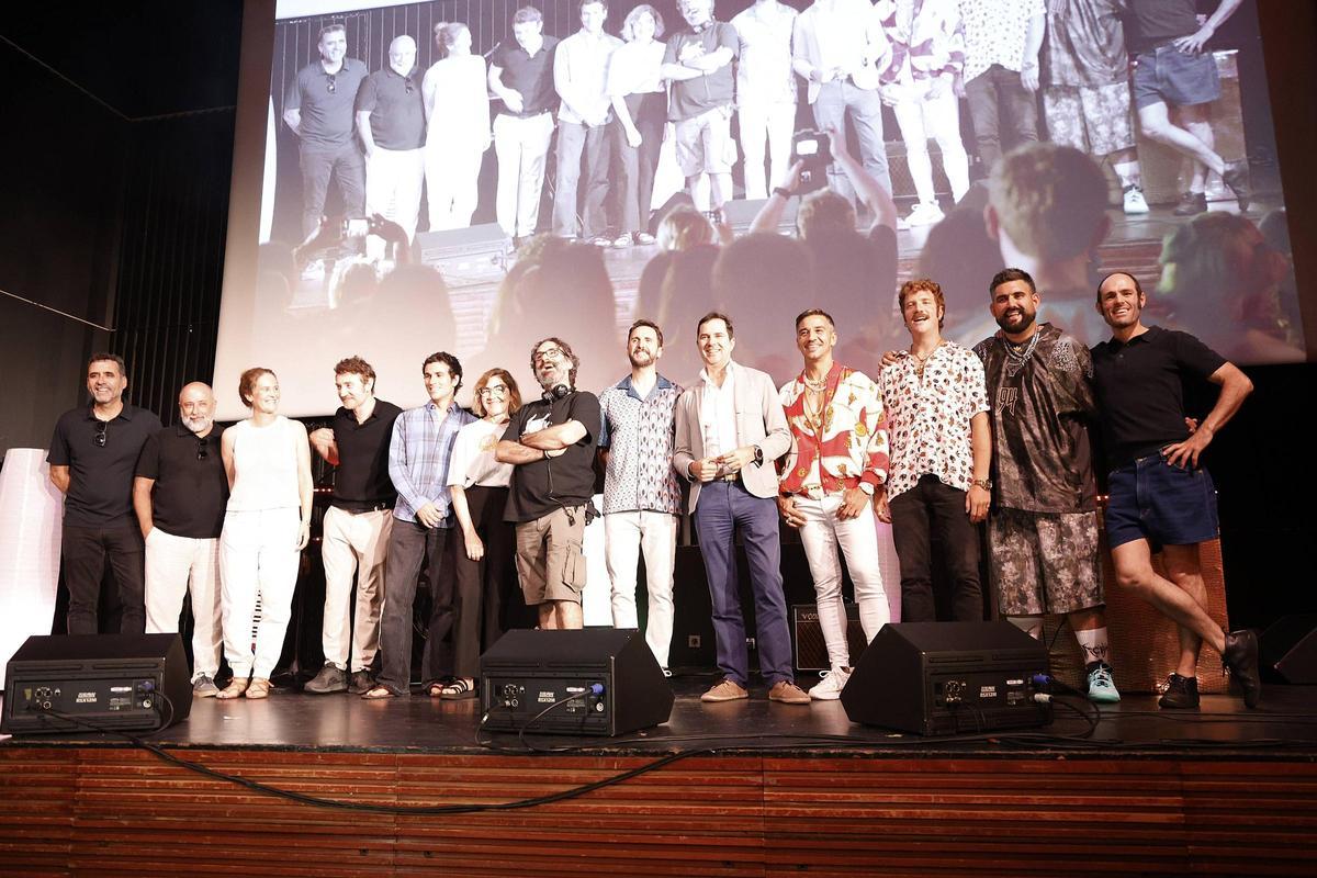 El director de la Axencia Galega das Industrias Culturais (Agadic), Jacobo Sutil, quinto por la derecha, junto a los actores principales, entre los que se encuentra el compostelano Diego Anido, y parte del equipo de ‘Operación Camarón 2’, esta semana, durante los rodajes realizados en la Sala Capitol.