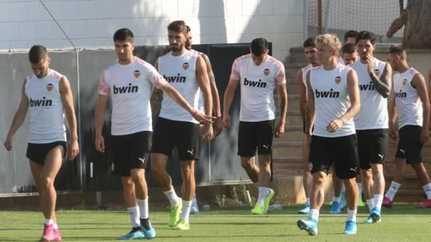 La plantilla entrena ayer por la mañana en la Ciudad Deportiva de Paterna antes de viajar por la tarde a tierras inglesas.