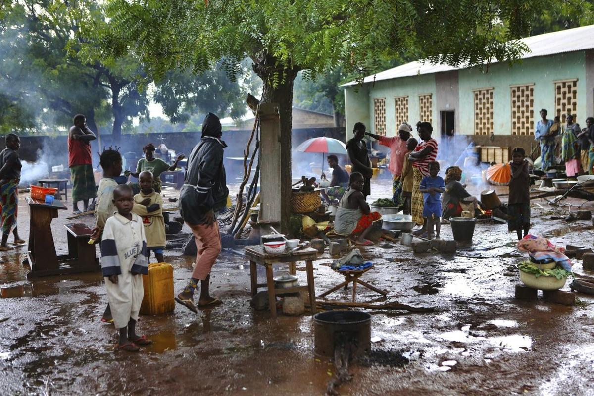 XKL07 BOUCA  REPUBLICA CENTROAFRICANA  28 11 2013 - Fotografia facilitada por la organizacion humanitaria Medicos Sin Fronteras  MSF  hoy  jueves 28 de noviembre de 2013  que muestra a un grupo de refugiados en un campamento de Bouca  Republica Centroafricana   el pasado 14 de octubre  El pais sufre una intensa crisis desde el golpe de Estado del pasado mes de marzo perpetrado por la coalicion rebelde Seleka  que se alzo en armas contra el Gobierno al considerar que el entonces presidente  Francois Bozize  no habia respetado unos acuerdos de paz firmados en 2007  Segun denuncia MSF en un comunicado  los enfrentamientos en la ciudad de Bouca  en el noroeste de la RCA  han provocado una oleada de desplazados que  se hacinan en iglesias y mezquitas  o huyen a la selva  donde carecen de las condiciones minimas para la supervivencia  EFE Juan Carlos Tomasi   Medecins Sa SOLO USO EDITORIAL PROHIBIDA SU VENTA