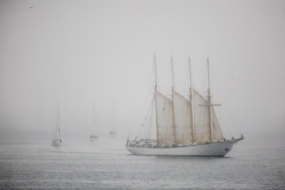 Llegada de tres goletas de la Armada Española y de un barco de la escuela de la Marina Portuguesa a la bahía de Gijón