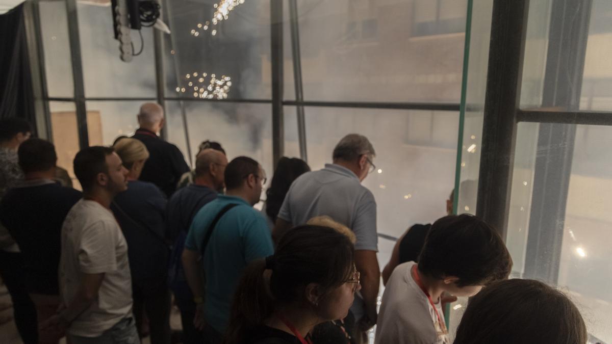 Vecinos y vecinas de Paterna viendo la Cordà desde el edificio &quot;Pepín Damián&quot;.