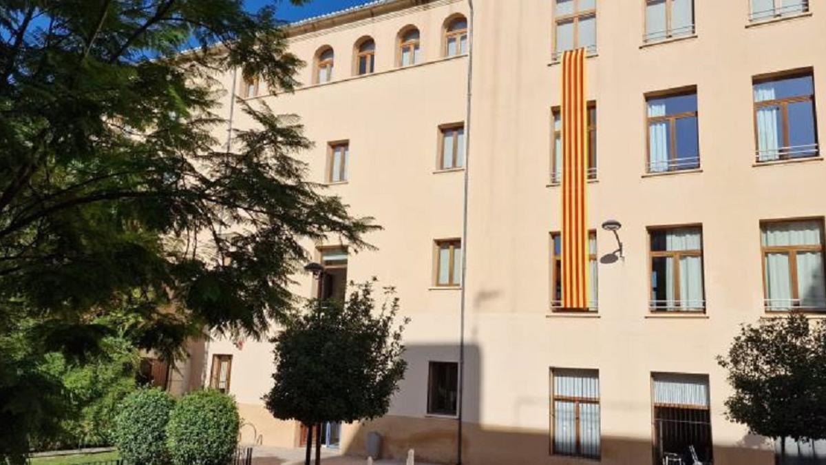 La bandera estaba colgada en una de las ventanas de la Escuela de Adultos de Ontinyent, como otros años.