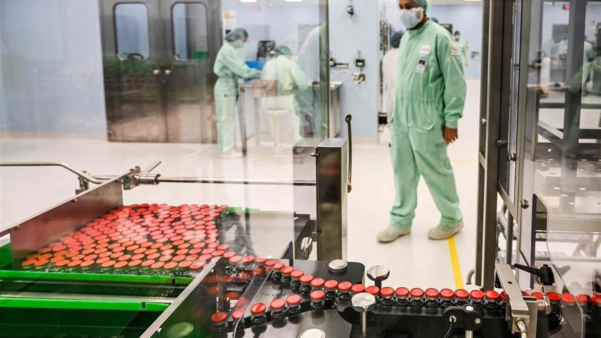 A laboratory technician supervises capped vials during filling and packaging tests for the large-scale production and supply of the University of Oxford s COVID-19 vaccine candidate  AZD1222  conducted on a high-performance aseptic vial filling line on September 11  2020 at the Italian biologics  manufacturing facility of multinational corporation Catalent in Anagni  southeast of Rome  during the COVID-19 infection  caused by the novel coronavirus  - Catalent Biologics  manufacturing facility in Anagni  Italy will serve as the launch facility for the large-scale production and supply of the University of Oxford s Covid-19 vaccine candidate  AZD1222  providing large-scale vial filling and packaging to British-Swedish multinational pharmaceutical and biopharmaceutical company AstraZeneca  (Photo by Vincenzo PINTO   AFP)