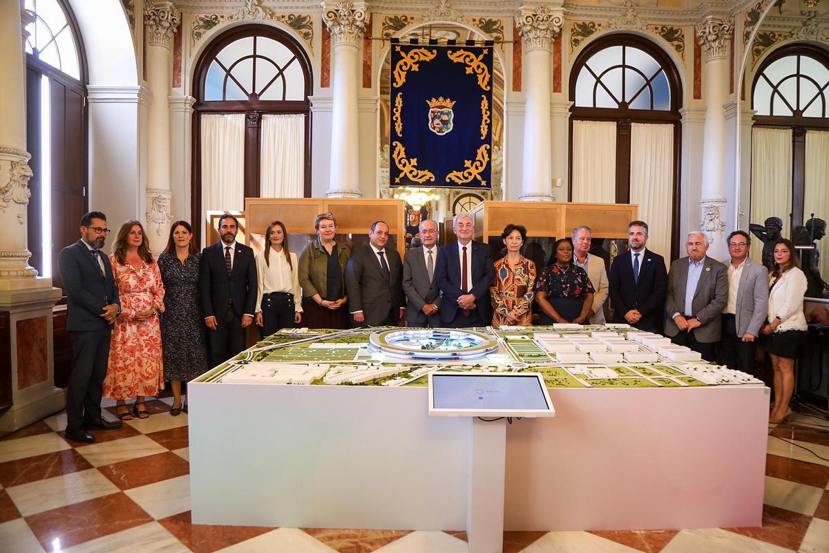 Los miembros del BIE junto al equipo de Gobierno en el Ayuntamiento de Málaga.