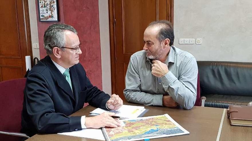 Manuel Gutiérrez, a la izquierda, y Tomás Fernández, durante la reunión mantenida ayer.
