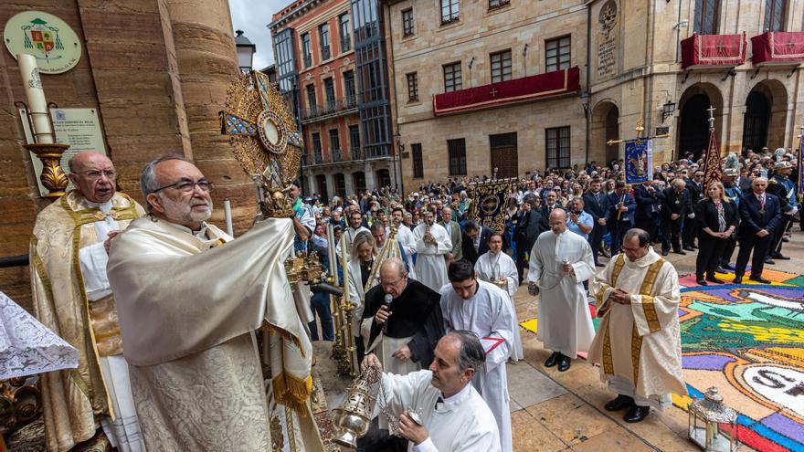 Celebración del Corpus en Oviedo: sintonía (un estreno) y lleno