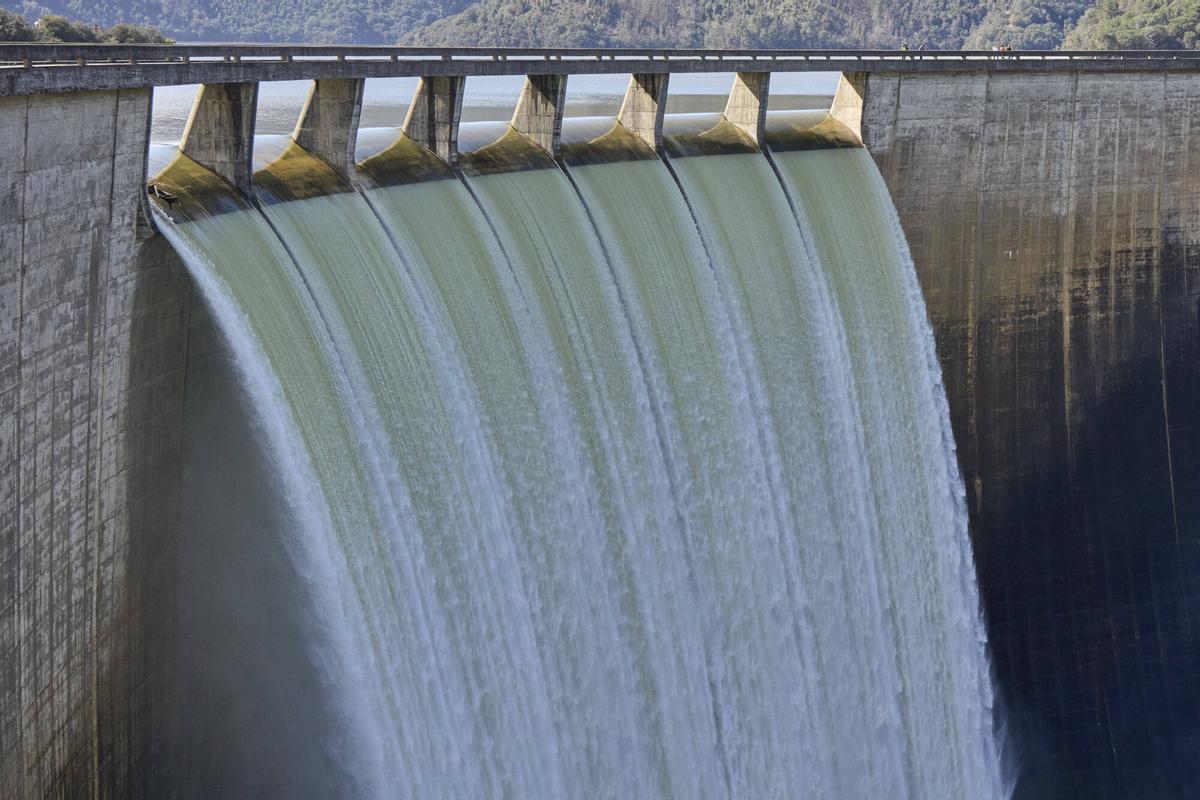 Imagen de las compuertas abiertas del Pantano de Susqueda