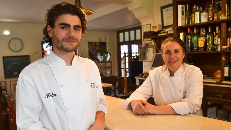 Félix López Corral y su madre, Yvonne Corral, en el interior de su restaurante Casa Telva, en Valdesoto.