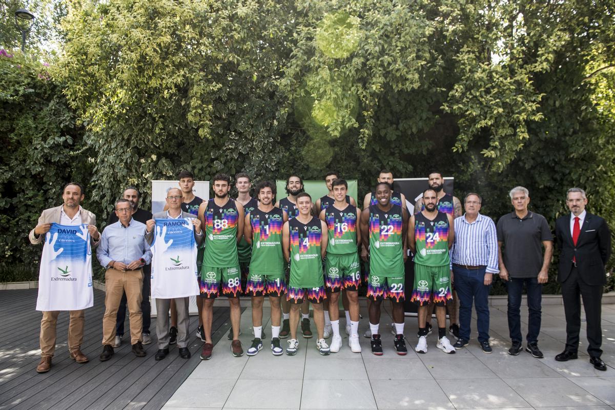Jugadores, directivos y patrocinadores posan con las dos equipaciones en la terraza del Hotel Barceló V Centenario.