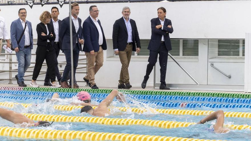 Clavijo, entre el consejero de Deportes, Poli Suárez, y el presidente del Metropole, Antonio Santana, ayer.