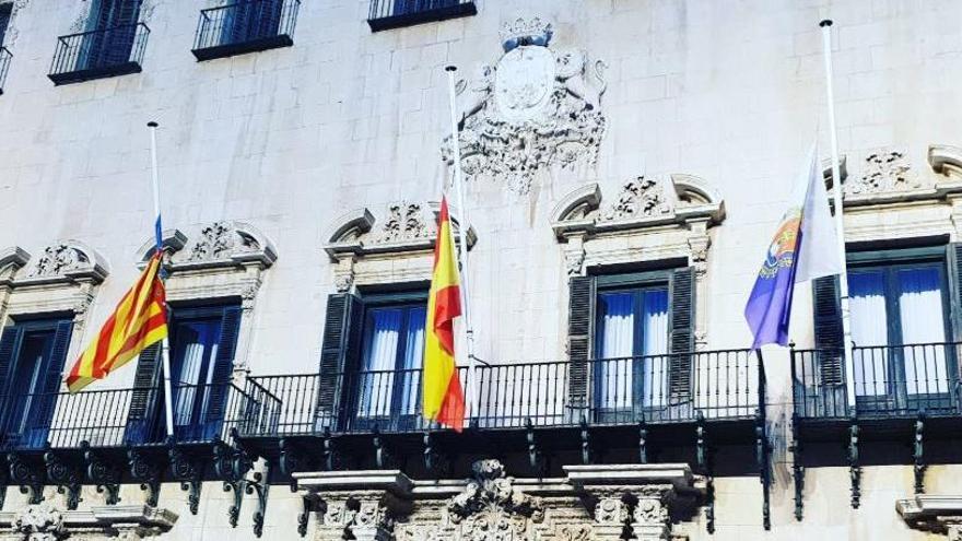 Banderas a media asta en el Ayuntamiento de Alicante por los fallecidos por coronavirus