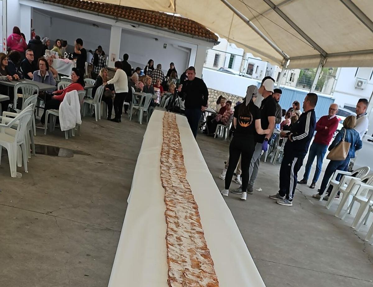 La torrija de 10 metros elaborada por la panaderia Galancho en 2025