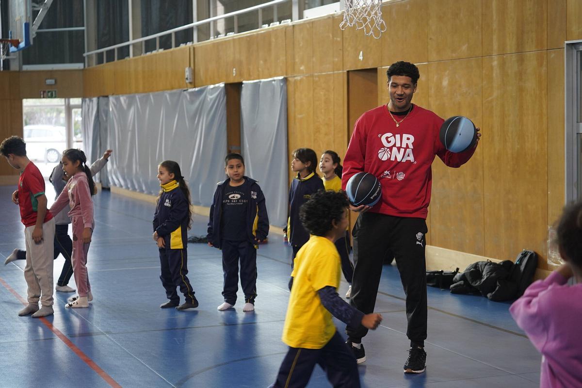 Girona pavello santa eugènia alumnes Escola Santa Eugènia de Girona trobada amb jugadors del Bàsquet Girona