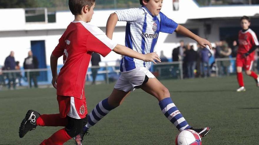 Uno de los partidos disputados en el campo de As Relfas. // Adrián Irago