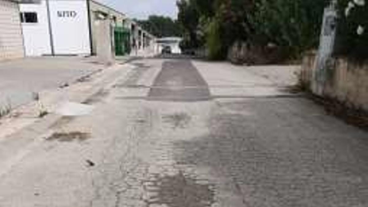Una calle en mal estado en el polígono de Benissoda, donde se llevarán a cabo obras de mejora.