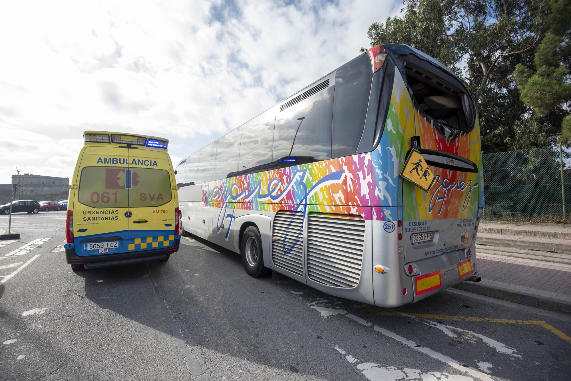 Doce niños heridos leves tras un accidente entre dos buses escolares en A Coruña