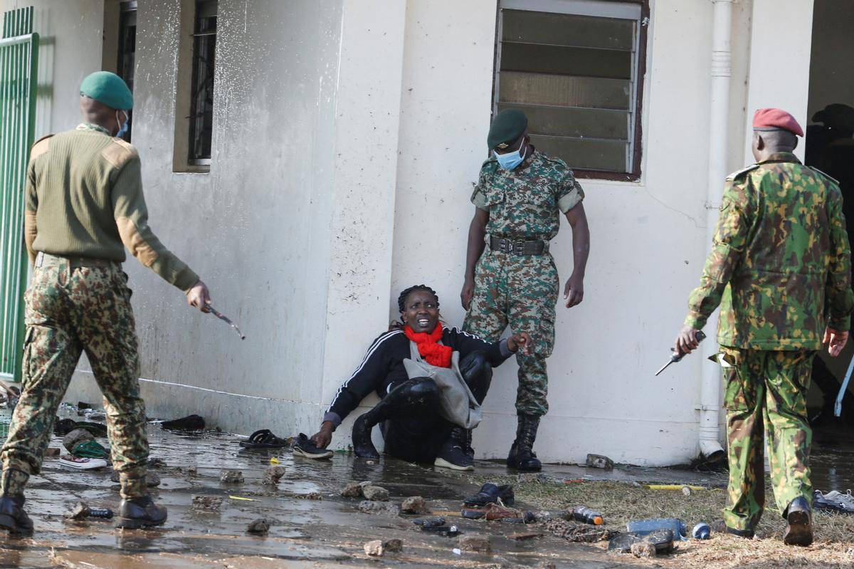 Security officers look at a woman injured in a stampede as they attempt to control people jostling to attend the inauguration of Kenyas President William Ruto before his swearing-in ceremony at the Moi International Stadium Kasarani, in Nairobi