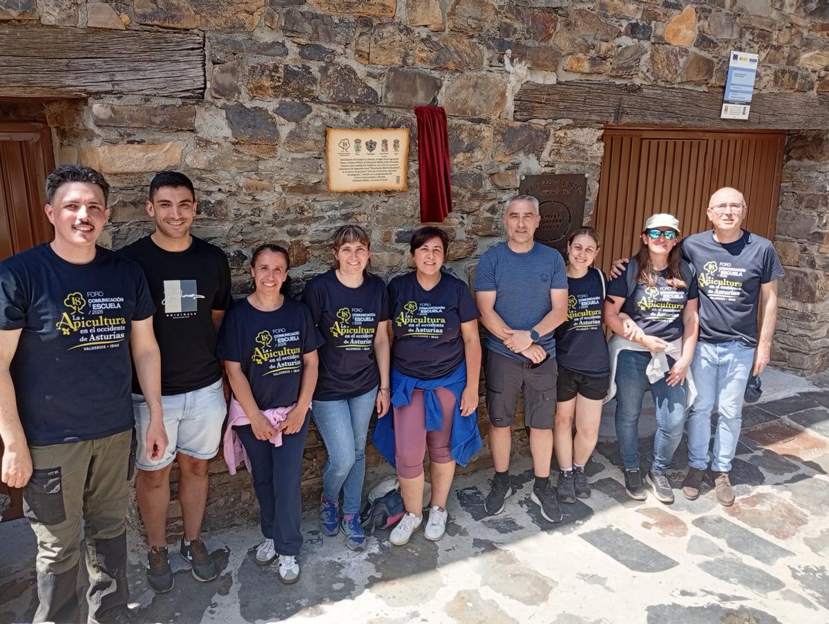 En imágenes: Una treintena de alumnos de Castropol, Boal y los Oscos descubren la apicultura tradicional en Ibias