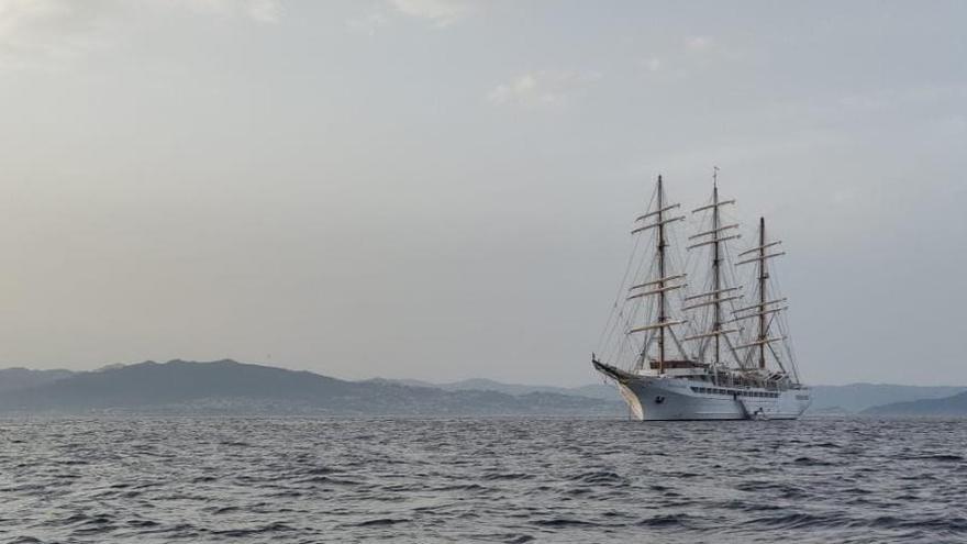 El &quot;Sea Cloud Spirit&quot;, fondeado esta mañana frente a Rodas