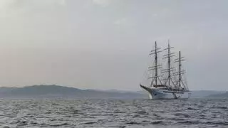 El supervelero 'Sea Cloud Spirit' deslumbra en Cíes con su nueva imagen 'Made in Vigo'