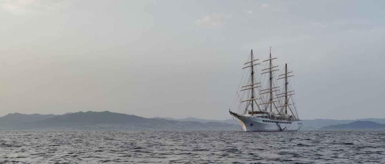 El &quot;Sea Cloud Spirit&quot;, fondeado frente a Rodas