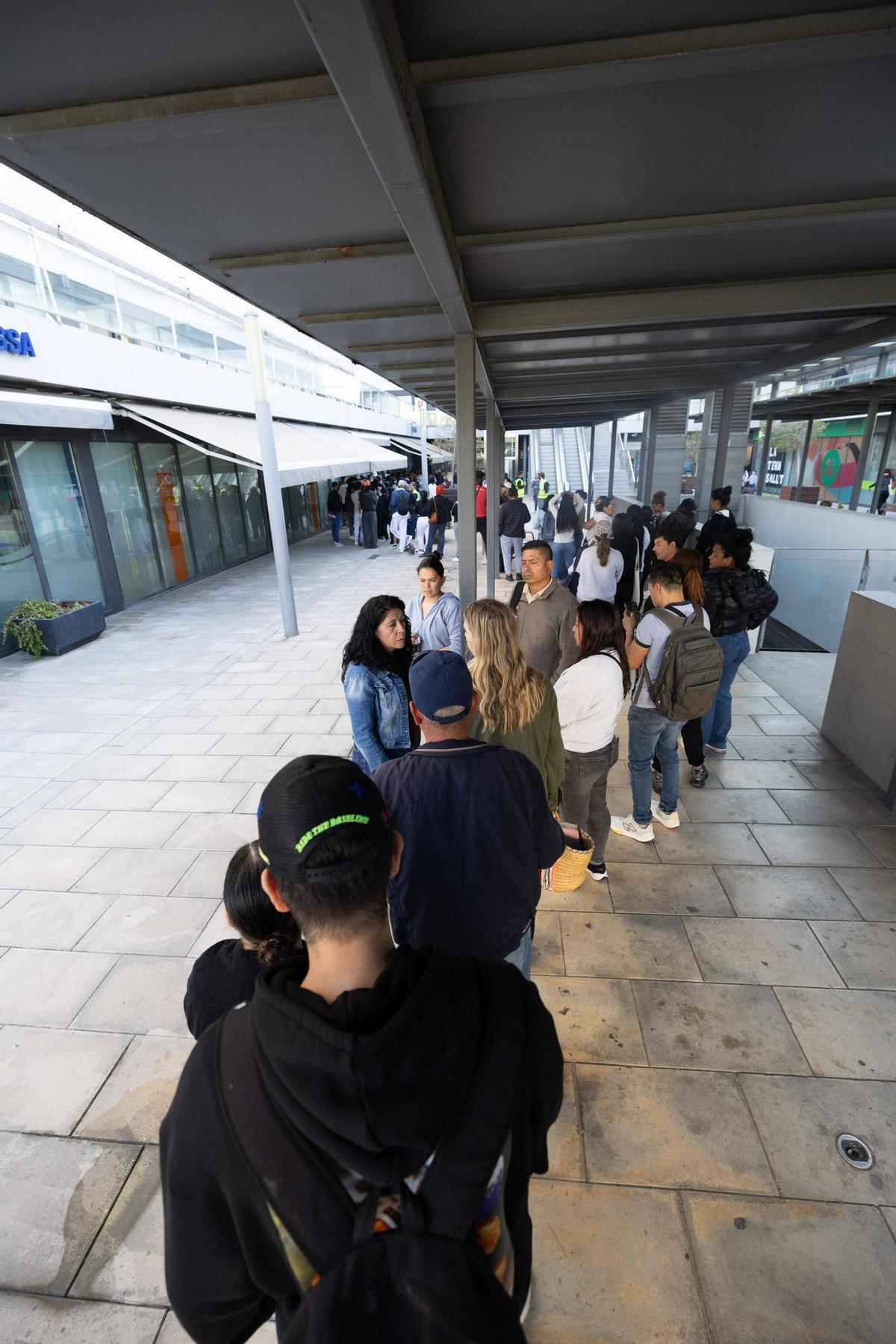 Imágenes de la fila para la regularización de migrantes en las oficinas del Cetis