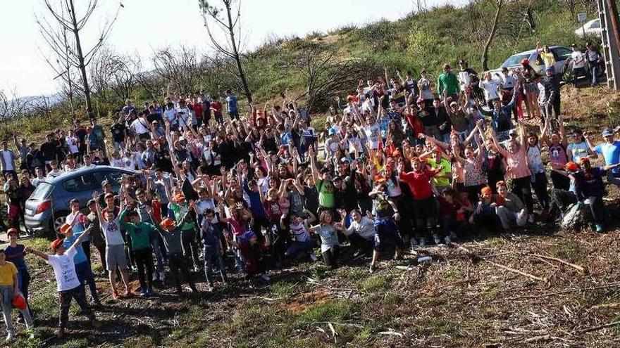 Los alumnos del IES Salvaterra realizaron la plantación en O Castelo. // A. Hernández