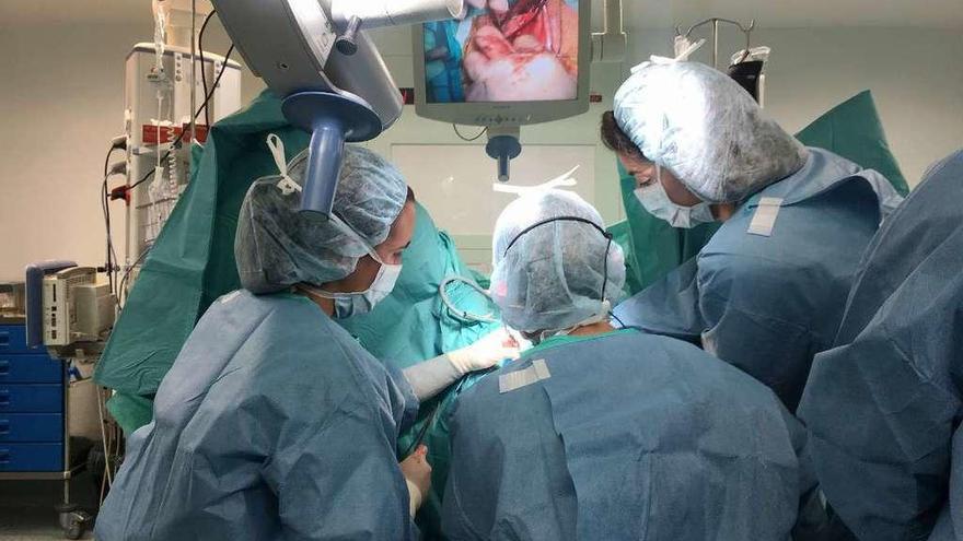 Médicos realizan una operación en un hospital gallego.