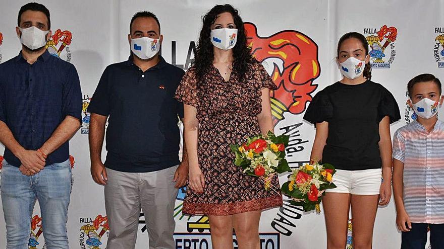 El alcalde, con los máximos representantes de la comisión, durante el acto.