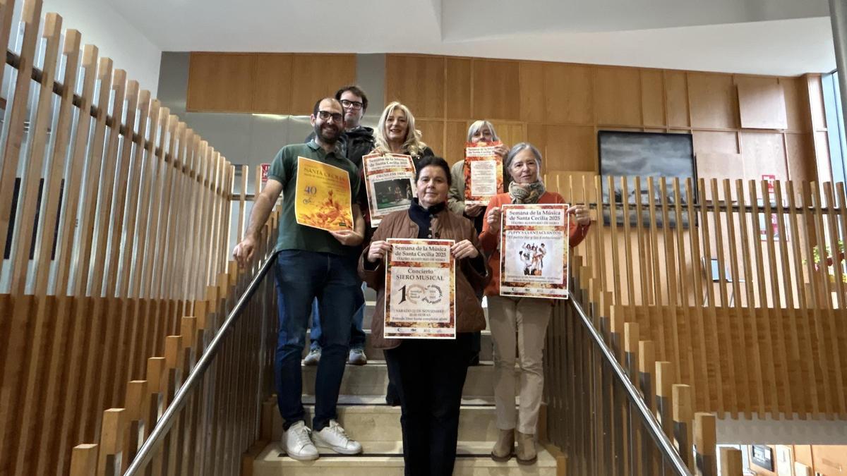 Por la izquierda, Víctor Peinó, Carlos González, Aurora Cienfuegos, Ana Elena Suárez, Mónica Nachón e Isabel González, durante la presentación de la cita. | A. S.