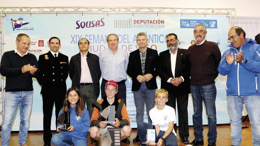 Los ganadores posan con organizadores y autoridades.