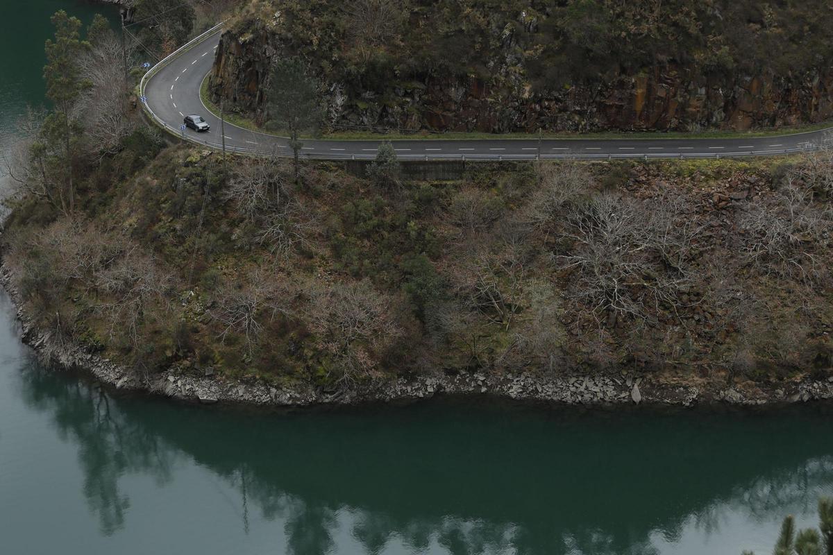 Tramo de la carretera en la zona del embalse de Dorias.