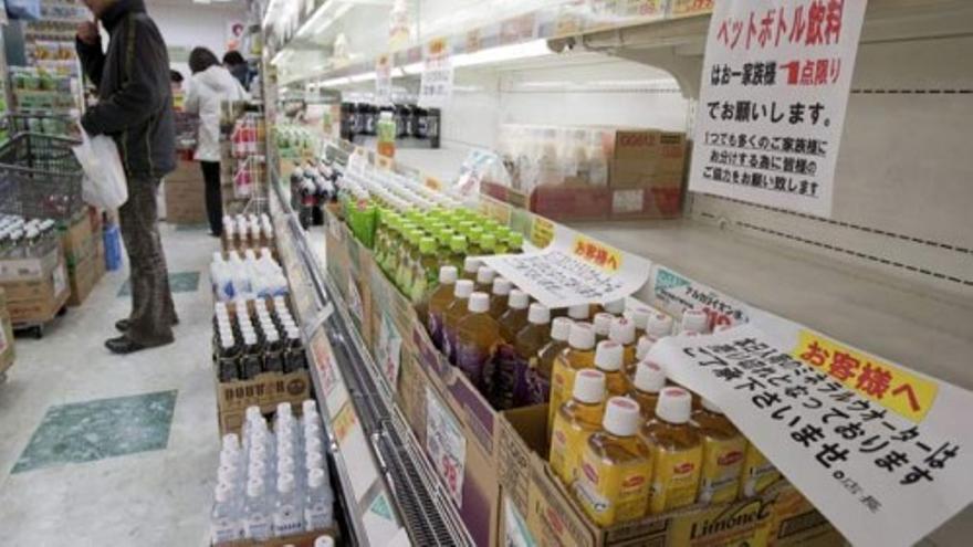 Tokio, a punto de agotar el agua embotellada pese al anuncio del descenso de radiación