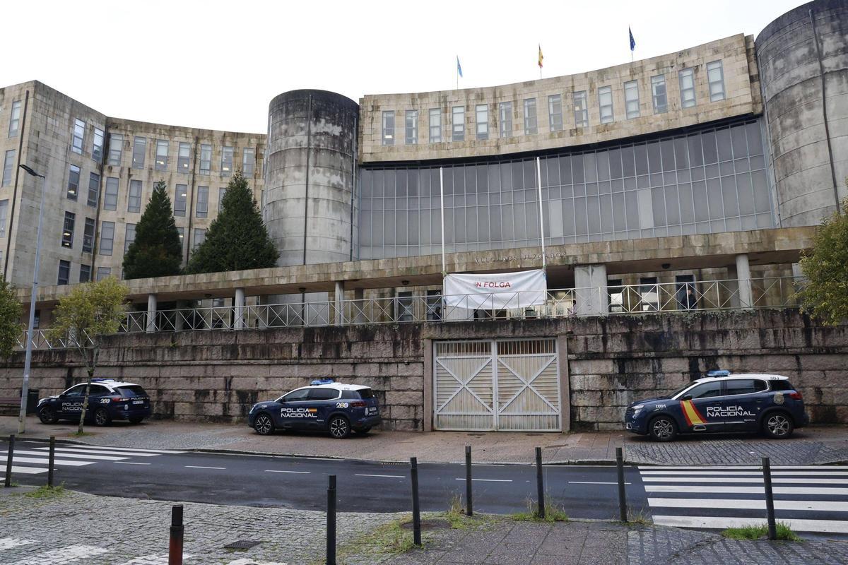 Vehículos policiales en el exterior de los juzgados de Santiago
