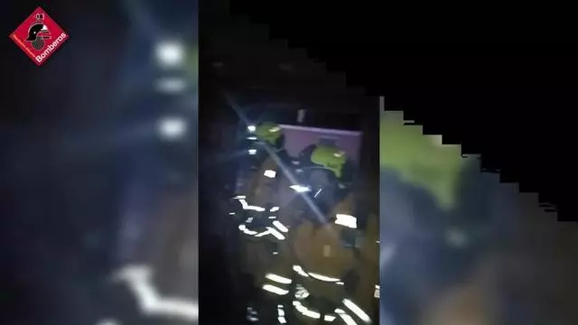 El destrozo del incendio en un piso de Dénia originado por un móvil cargando sobre un colchón (vídeo)
