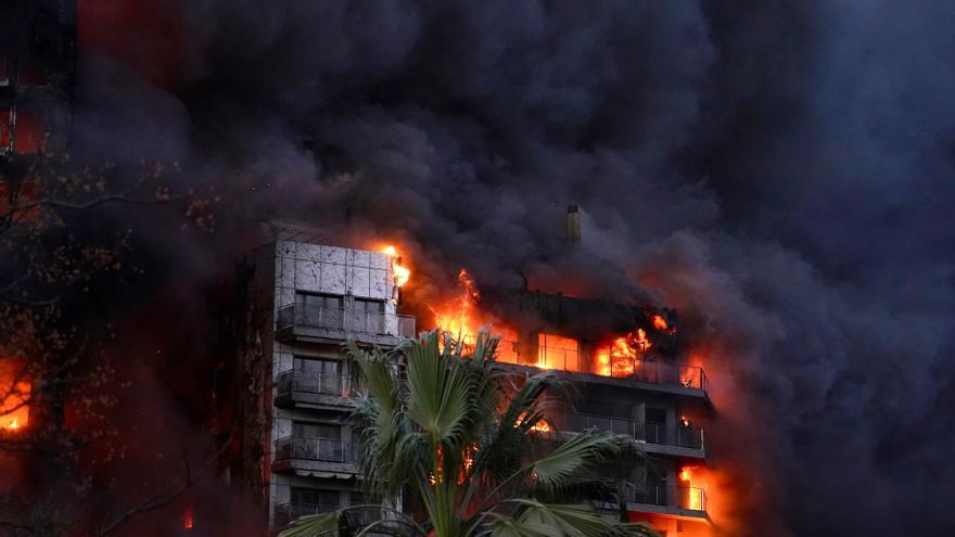 DIRECTO | El fuego devora un edificio en Valencia