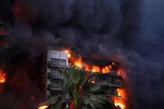 DIRECTO | El fuego devora un edificio en Valencia