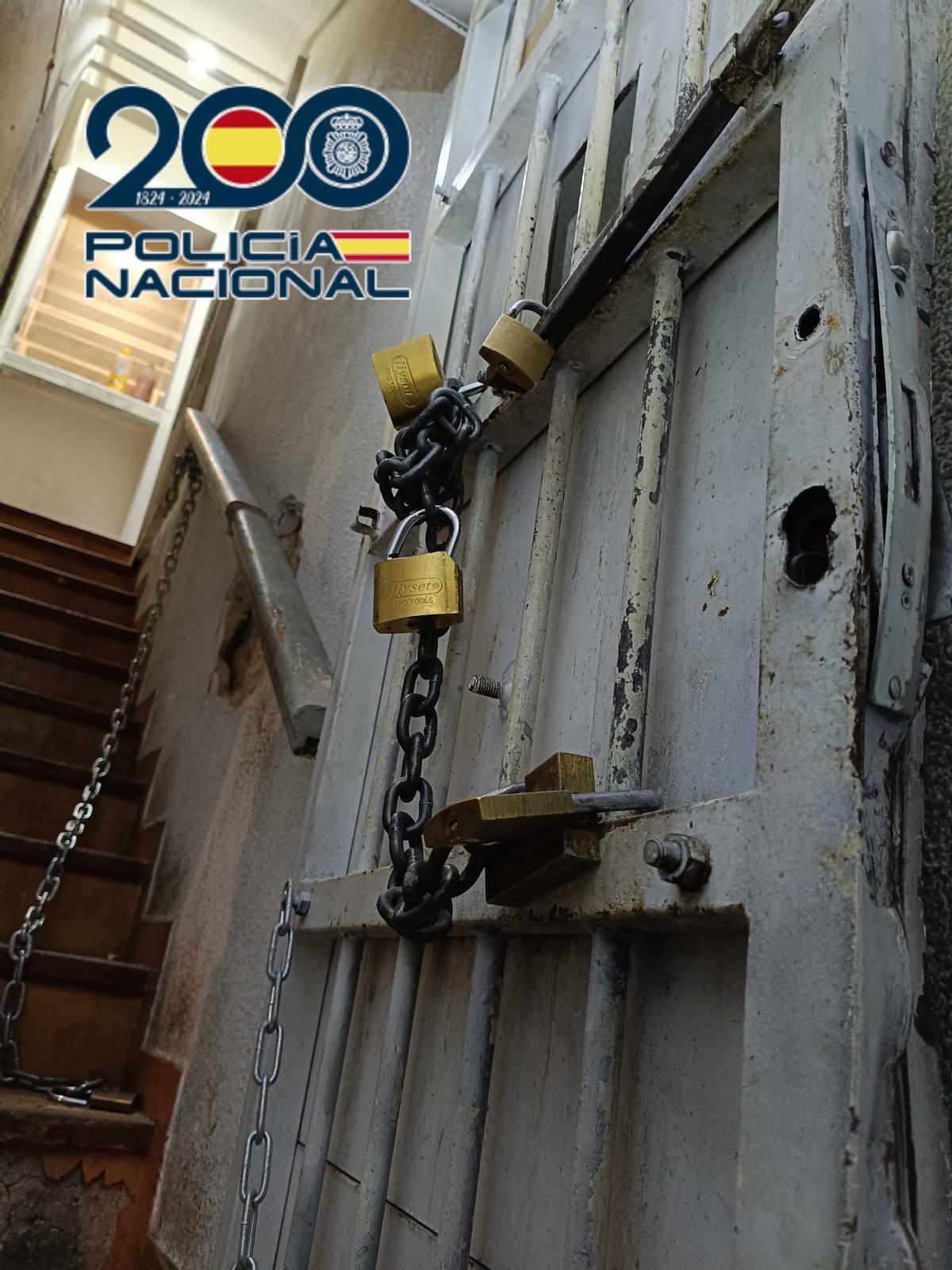 Los candados que había en la puerta de entrada a la vivienda.