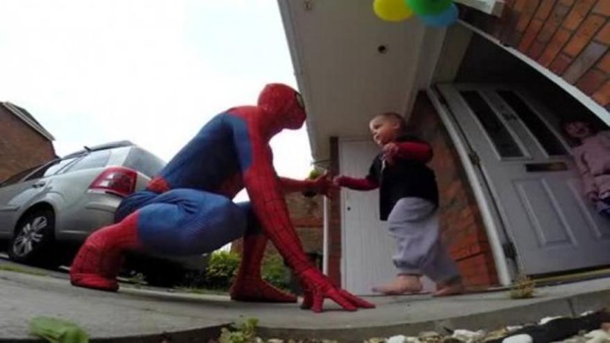 Sorprende a su hijo vestido de Spiderman