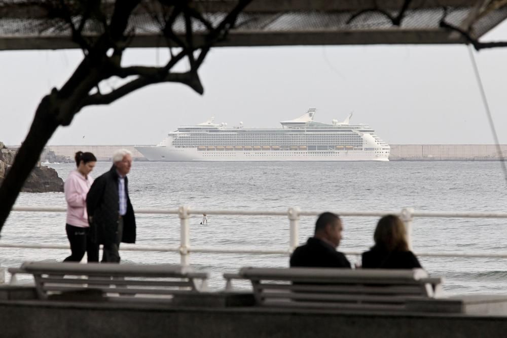 Desembarco de cruceristas extranjeros en Gijón