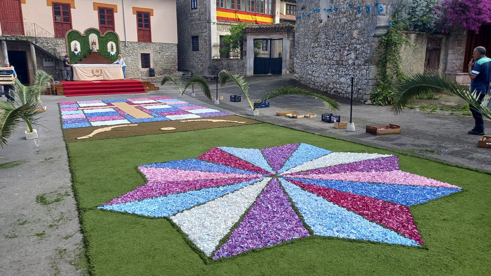 Cue se llena de color con sus alfombras florales