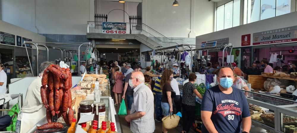 Gran afluencia de público al mercado de Vilagarcía