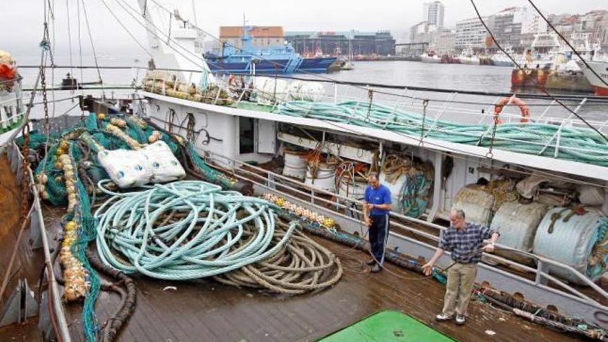 Tripulantes en el interior de un arrastrero en el puerto de Vigo.  // Marta G. Brea