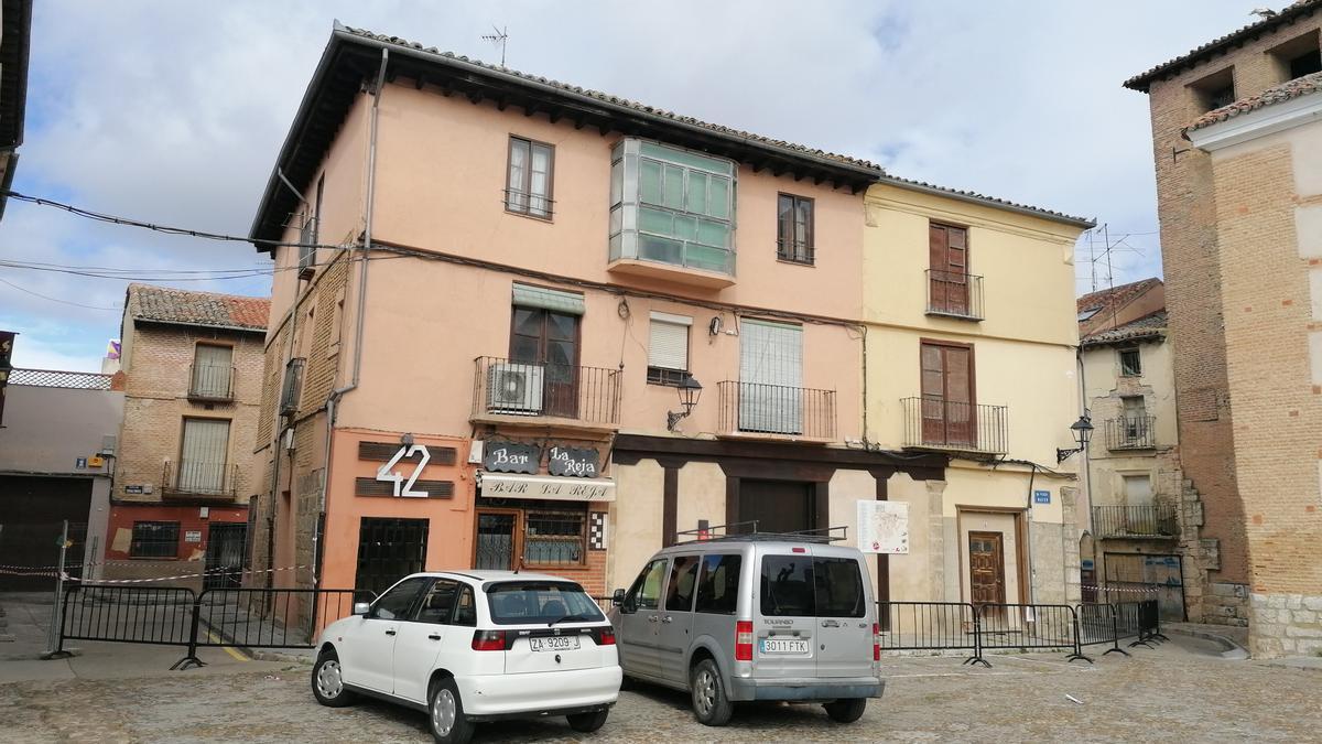 Fachada del antiguo inmueble en la parte enclavada en la Plaza Mayor de Toro