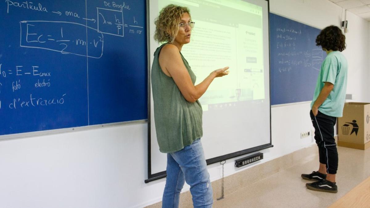 Una profesora de secundaria imparte clase.