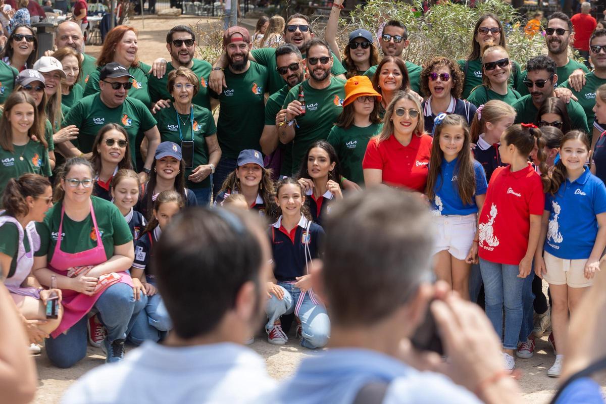 Desfile de politicos en las paellas de Hogueras en el parque Lo Morant de Alicante