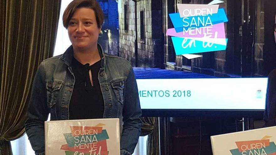 La concejala de Hacienda, Ana Fernández Morenza, con el anteproyecto de presupuestos. // FdV
